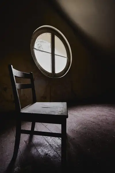Темный кадр со стулом
