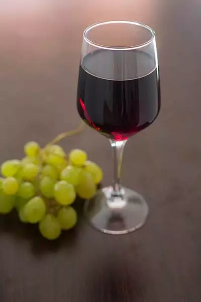 Съемка бокала вина на просвет с белыми отражателями