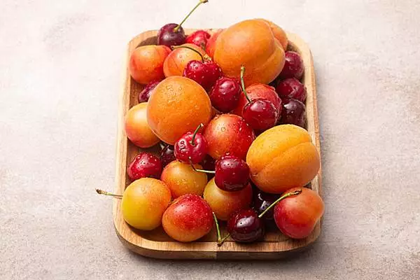 Вертикально расположенная тарелка с фруктами не вписывается в горизонтальный кадр