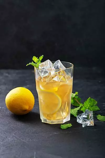 Стакан со льдом и лимоном
