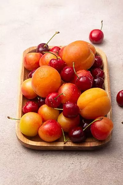 Вертикально расположенная тарелка с фруктами хорошо вписывается в вертикальный кадр