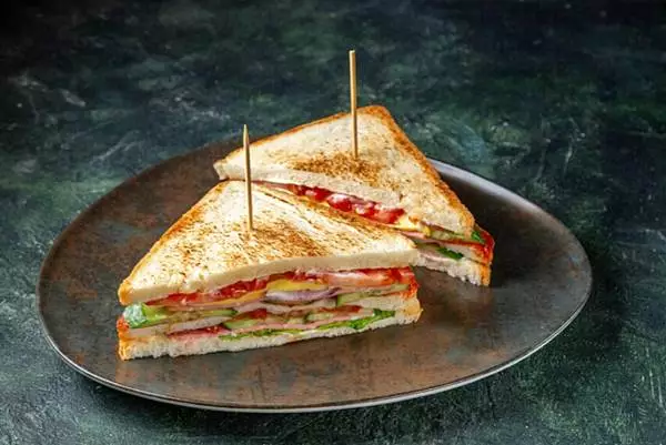 На фото бутерброды